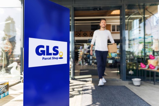 Mann kommt aus einem GLS PaketShop