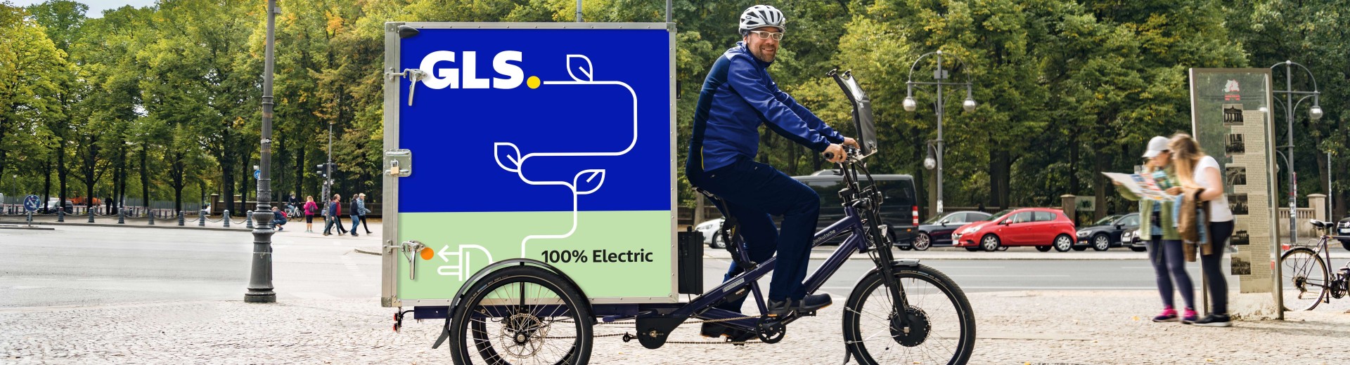 Livreur sur un vélo électrique devant un parc